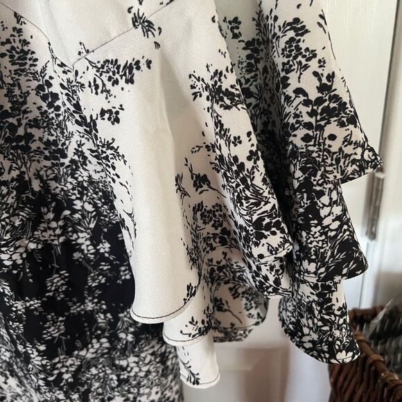 Leslie Fay Black and and Ivory Printed with 3/4 Tiered Bell Sleeve Mini Dress - Picture 4 of 5